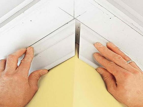 Как вырезать плинтус на потолок в углах