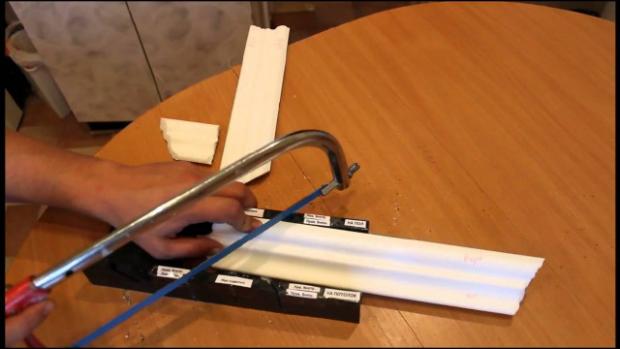 Как разрезать потолочный плинтус в углах