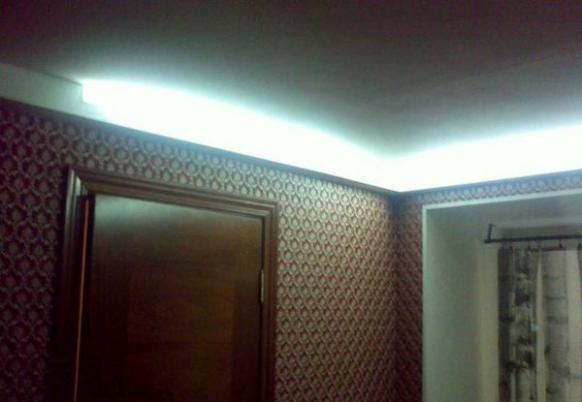 Точечные светильники на потолке