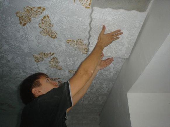 Как поклеить плитку на потолок