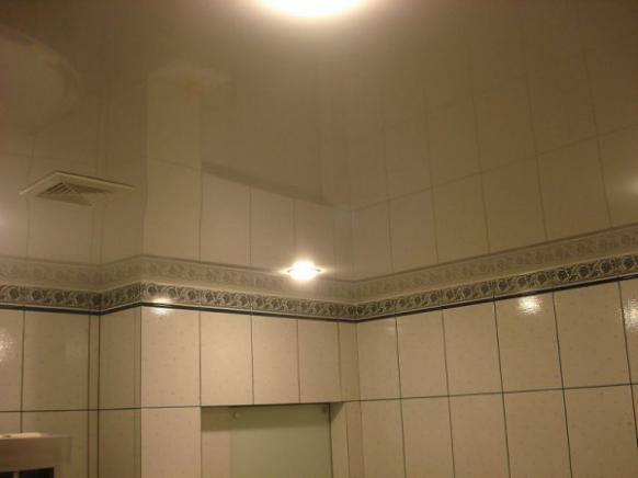 Зеркальный потолок в ванной комнате