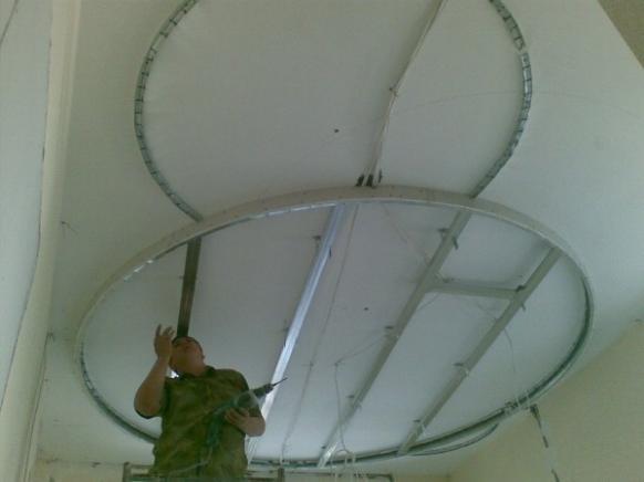 Как установить гипсокартон на потолок