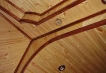 Варианты отделки потолка в деревянном доме