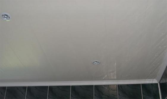 Пластиковый потолок в ванной