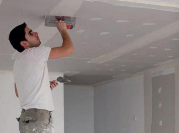 Как красить водоэмульсионной краской потолок