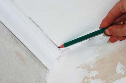Как правильно срезать углы потолочного плинтуса