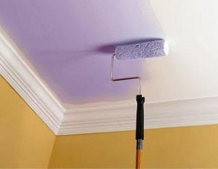 Как покрасить обои на потолке