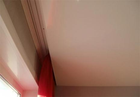 Как установить гардину на натяжной потолок