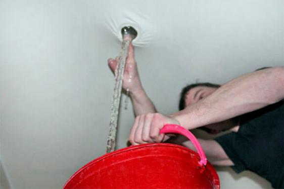 Как спустить воду с натяжного потолка