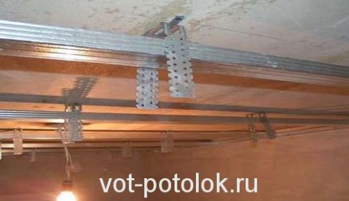 Как отделать потолок пластиковыми панелями