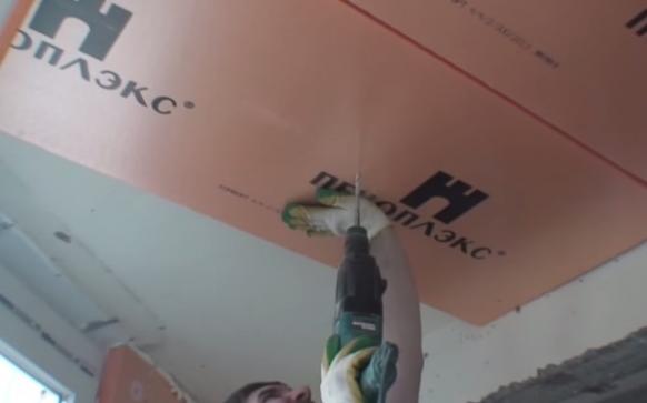 Как крепить пенопласт к потолку
