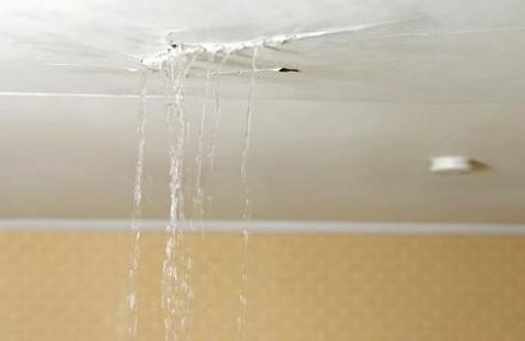 Как слить воду с натяжного потолка