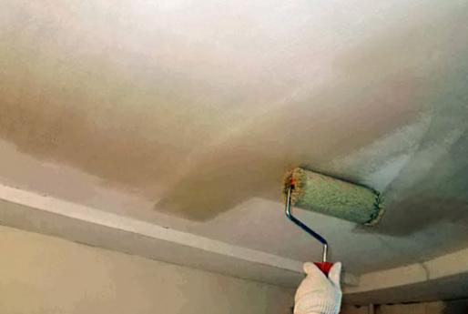 Как наносить грунтовку на потолок