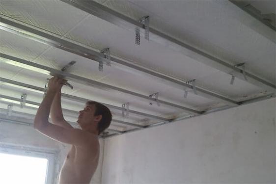 Как прикрутить гипсокартон к потолку
