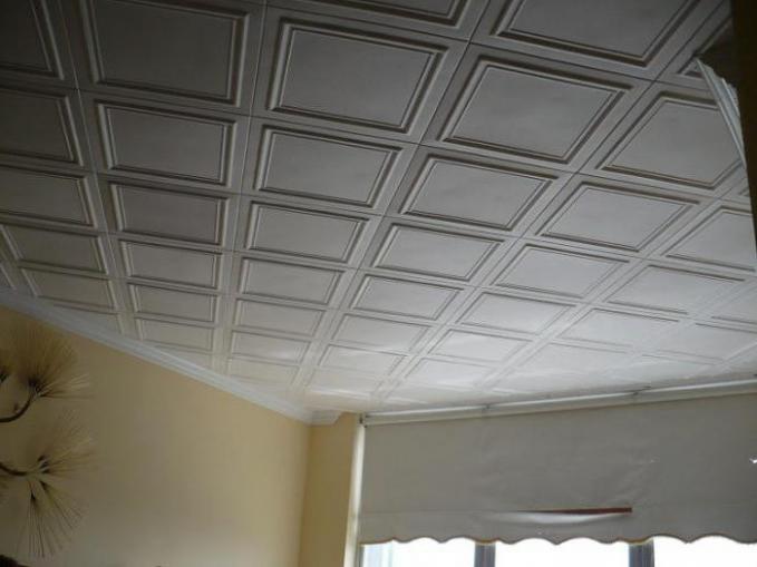 Пенопластовая плитка на потолок
