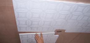 Наклейка потолочной плитки своими руками