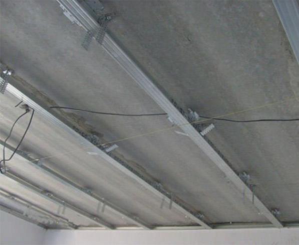 Сделать потолок из пластиковых панелей