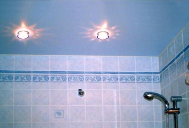 Отделка потолка в ванной комнате