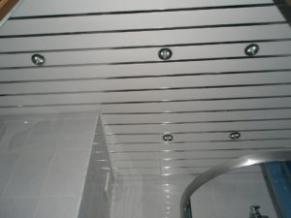 Устройство потолков реечных алюминиевых