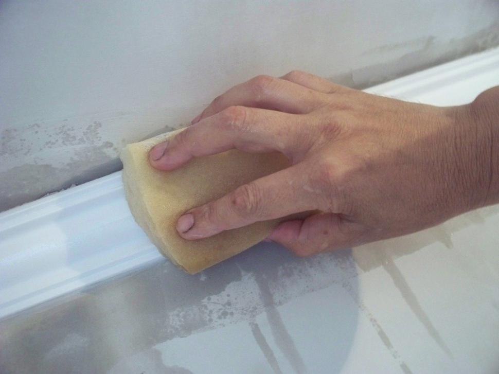 Как крепить багеты к потолку