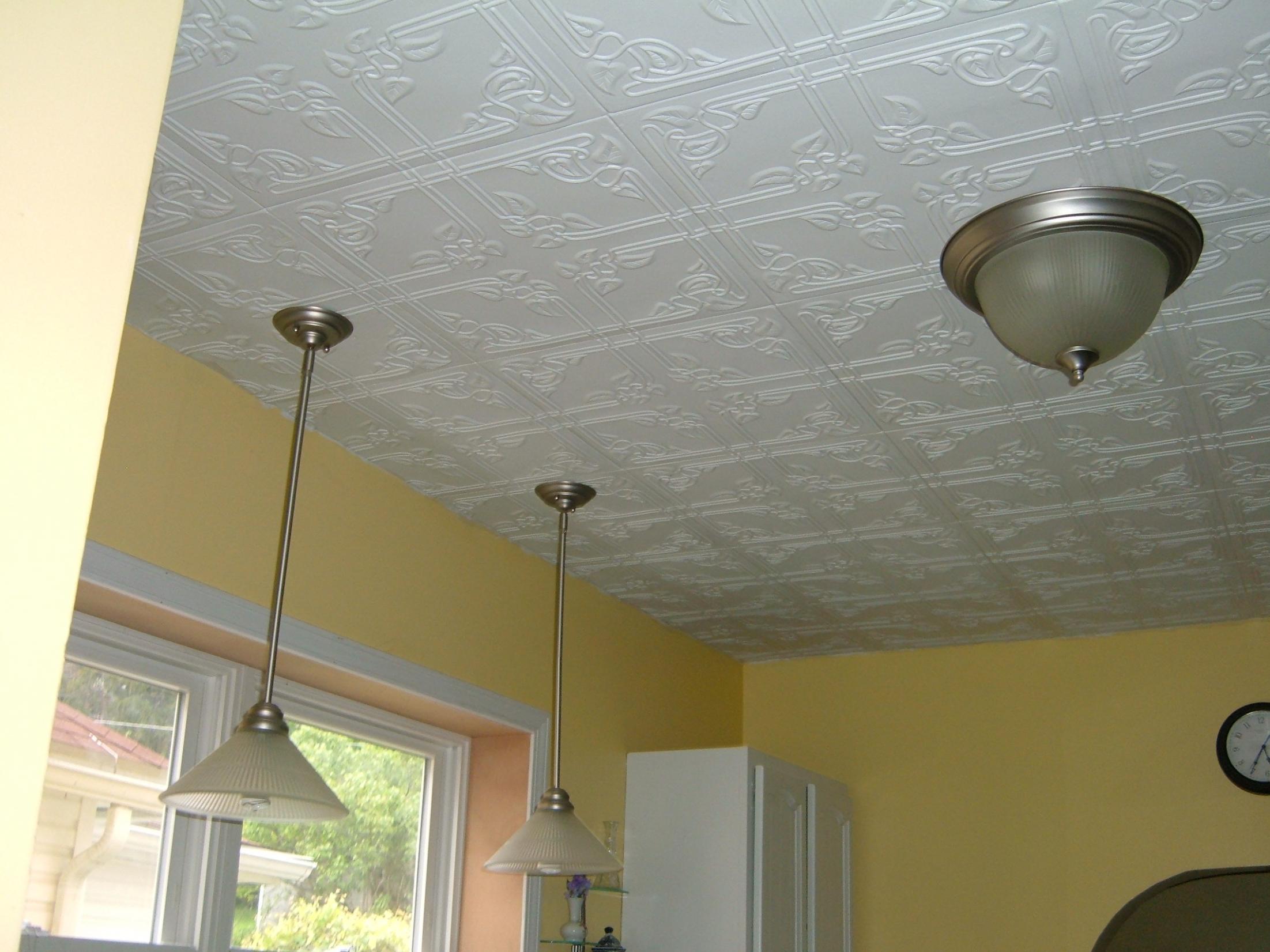 Оформление потолка на кухне
