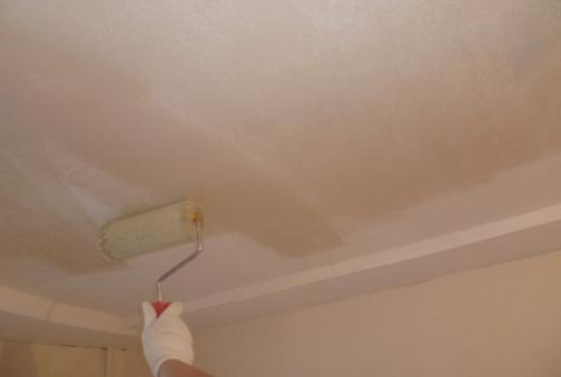 Как наносить грунтовку на потолок