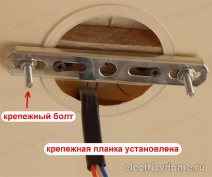 Как закрепить люстру на натяжном потолке