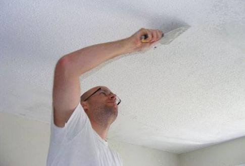 Как убрать побелку с потолка