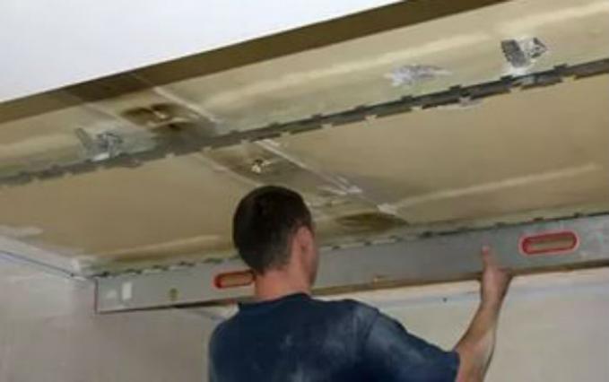 Как снять подвесной потолок