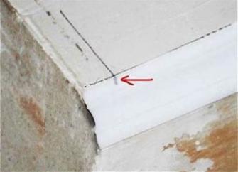 Как правильно резать углы потолочного плинтуса