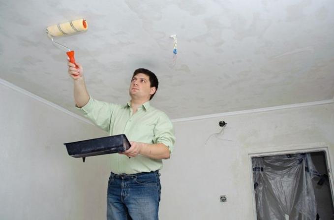 Как снять побелку с потолка без грязи