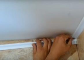 Как зарезать углы потолочного плинтуса