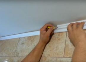 Как зарезать углы потолочного плинтуса