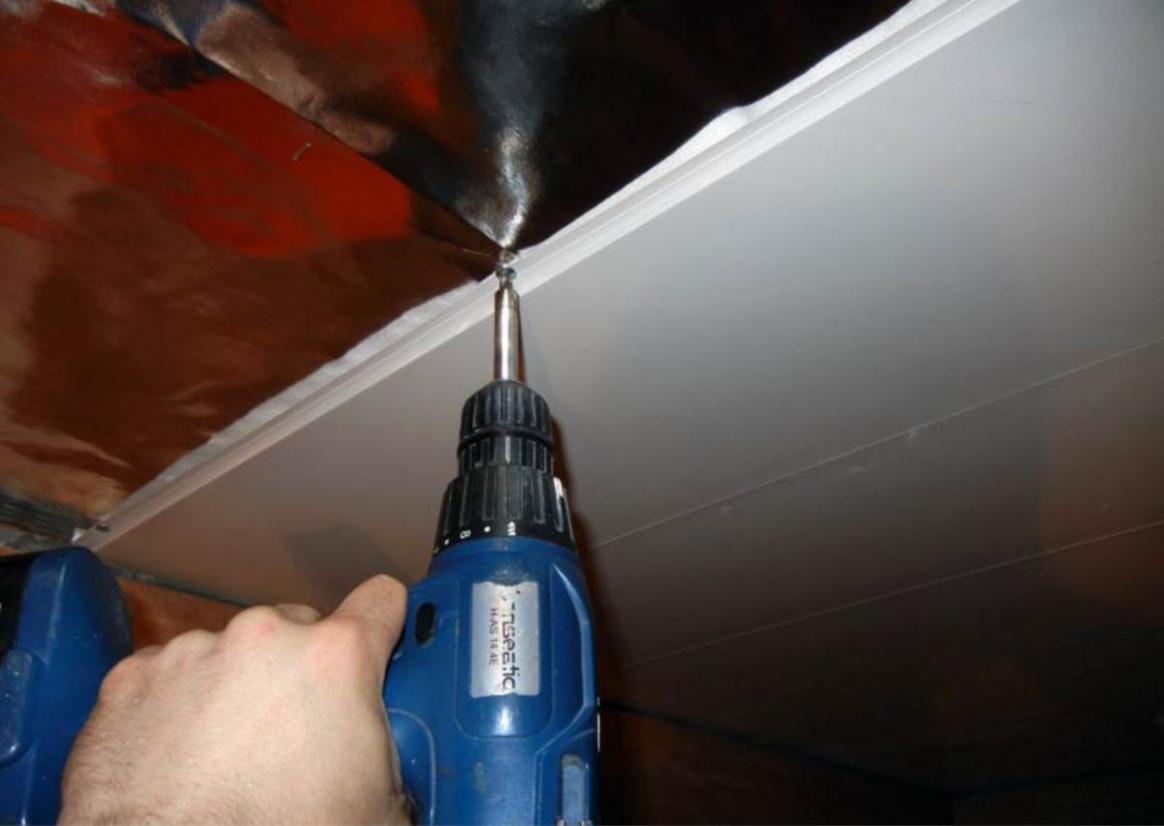 Как крепить панели на потолок
