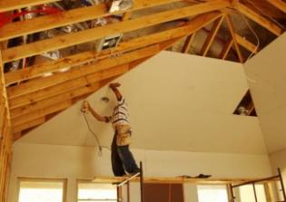 Чем отделать потолок на даче