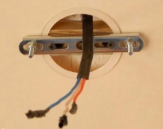 Как установить люстру на натяжной потолок