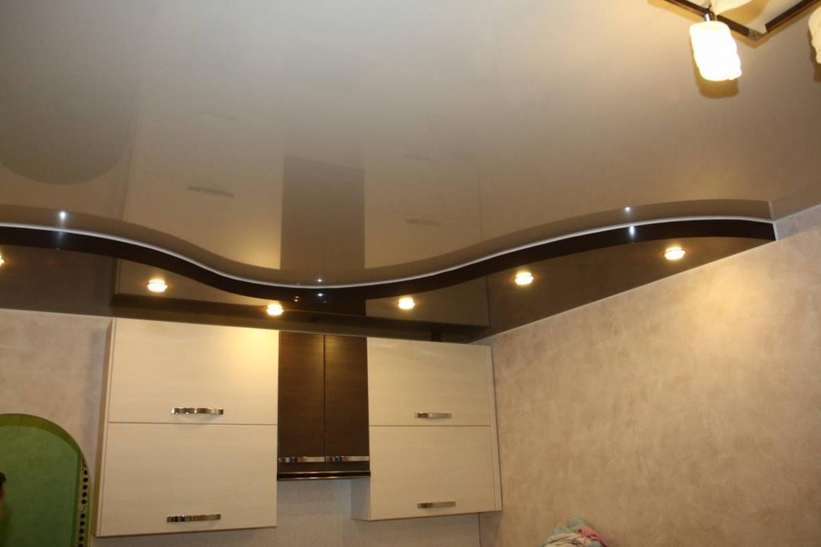 Двухуровневый потолок на кухне