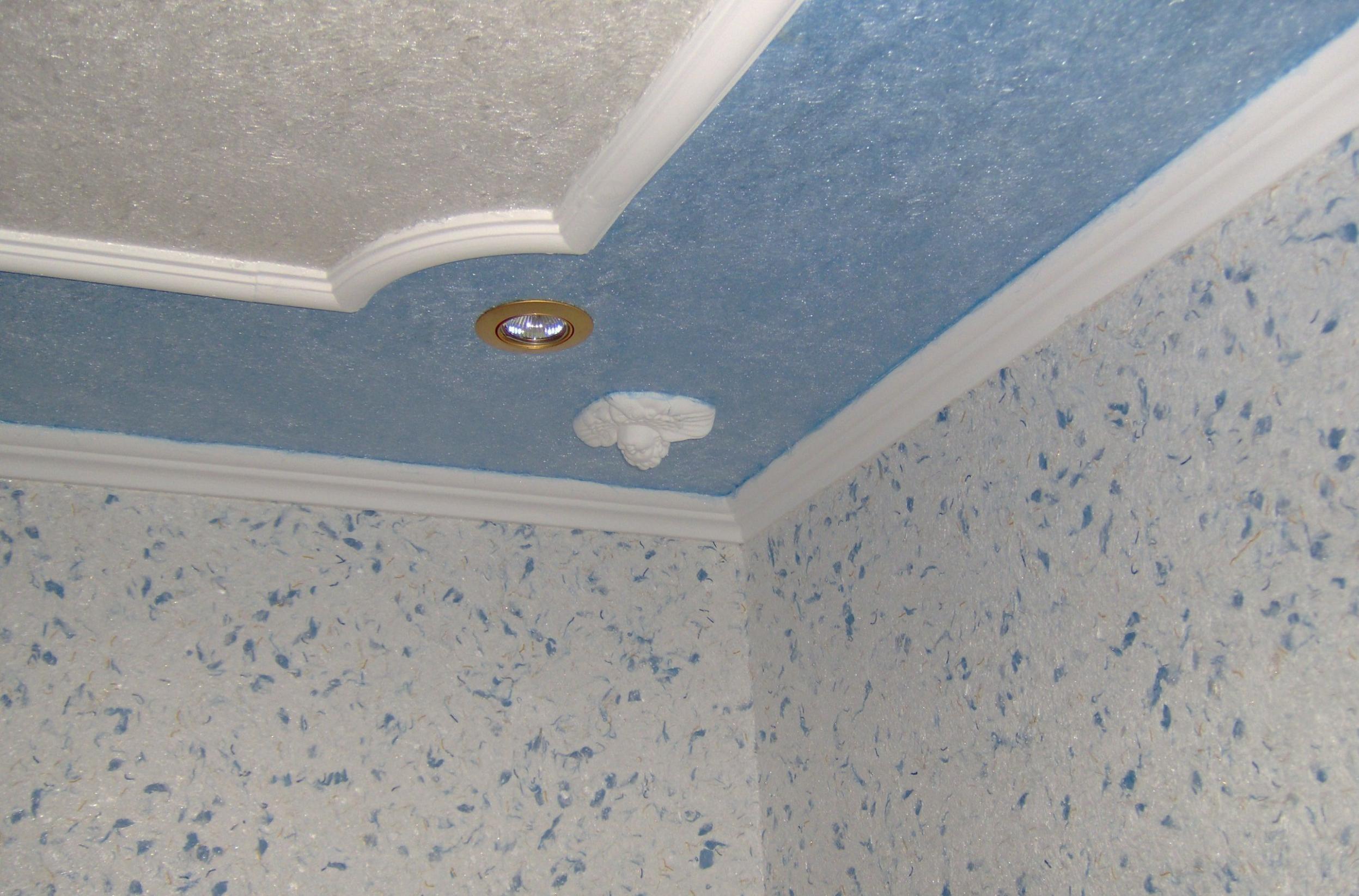 Нанесение жидких обоев на потолок