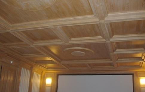 Потолок из дерева в квартире