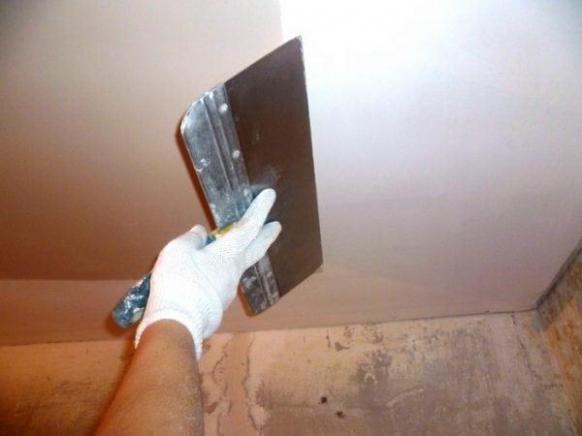 Как красить потолок водоэмульсионной краской валиком