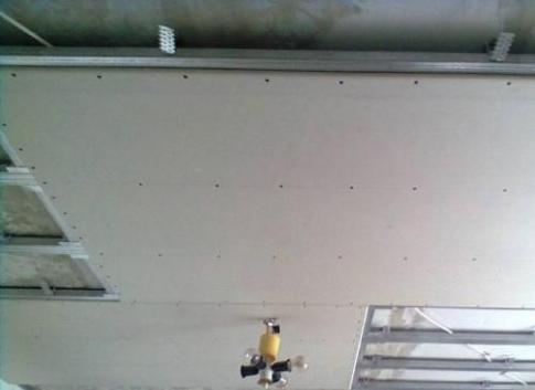 Как приклеить потолочную плитку на неровный потолок