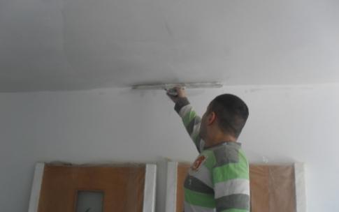 Финишная шпаклевка потолка под покраску