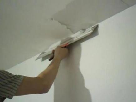 Как правильно зашпаклевать потолок