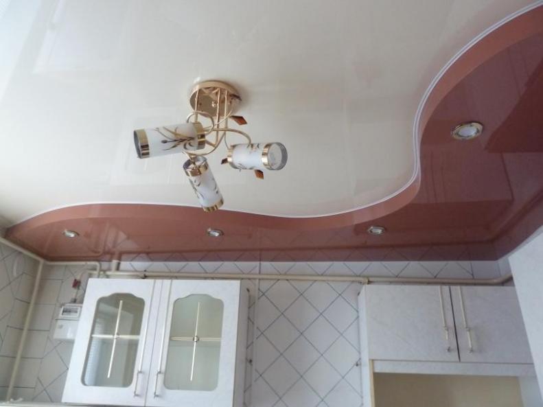 Двухуровневый потолок на кухне