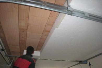 Чем отделать потолок в гараже