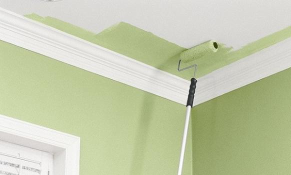 Как покрасить потолок водоэмульсионной